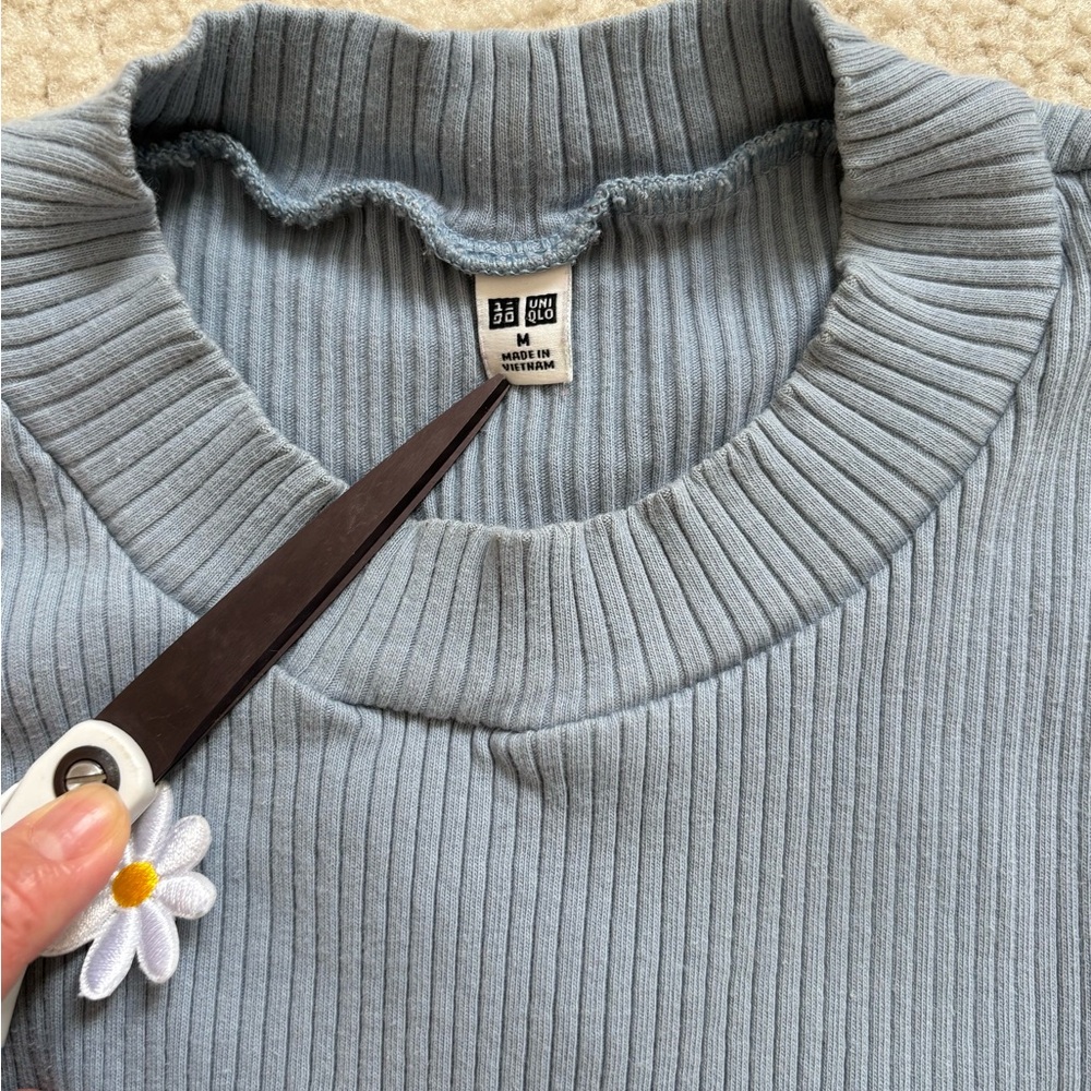 Uniqlo sleeveless ribbed crop daisy sweater light blue, sz M, coquette twee cute - Picture 2 of 5